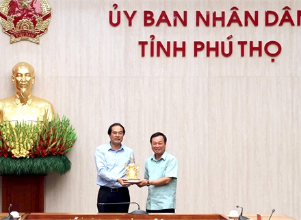 Chủ tịch UBND tỉnh Bùi Văn Quang tiếp và làm việc với đoàn công tác của tỉnh Lào Cai