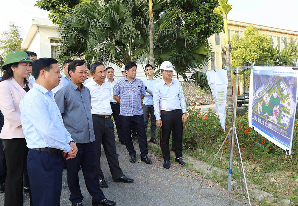 Chủ tịch UBND tỉnh Bùi Văn Quang làm việc với huyện Yên Lập